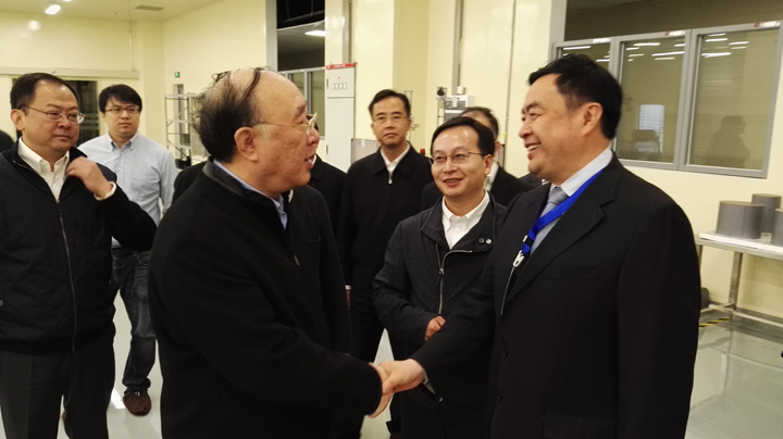 2重慶市市長黃奇帆與趙振元同志親切交談，中立者為重慶超硅總經(jīng)理長陳猛.jpg