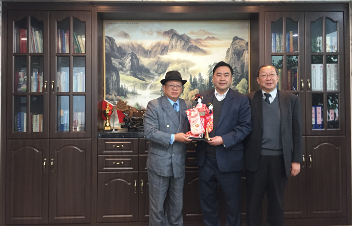 趙振元與陳宗欣教授、蛯子晴夫總經(jīng)理親切合影.png