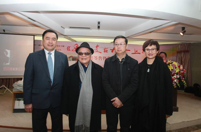 16-趙振元和四川人民出版社社長(zhǎng)黃立新、中外散文詩(shī)學(xué)會(huì)主席、著名作家海夢(mèng)親切合影.jpg