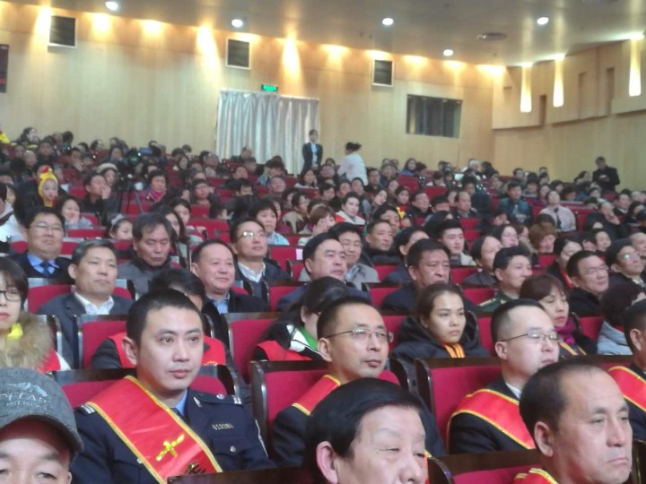 2-趙振元同志與袁三軍市委書記、市人大主任李明楨、市政協(xié)主席談得勝、駐鞏義部隊首長等一起觀看晚會.jpg