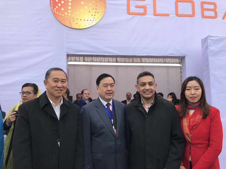 3-趙振元與格羅方德全球首席執(zhí)行官桑杰.賈（右二）、副總裁洪啟財（左一）等親切合影.jpg