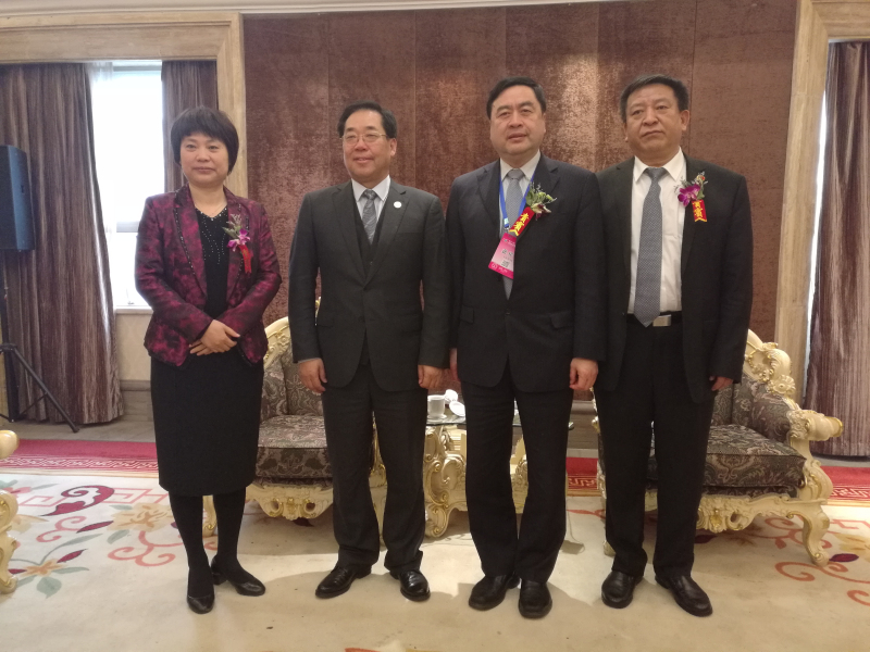 9-趙振元與袁三軍（右一）、孫淑芳（左一）、李中航（左二）親切合影.jpg