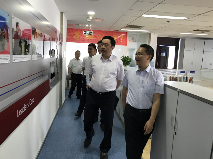 11-趙院長同志參觀天津分院辦公室，并親切看望分院的同志們.jpg