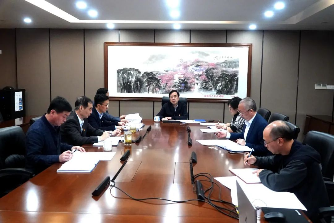 趙振元在黨委中心組學(xué)習(xí)二十大報(bào)告會(huì)上提出三個(gè)工作要點(diǎn)：第一堅(jiān)持十年來的正確路線；第二開啟新的一百年征程；第三堅(jiān)持電子和新能源領(lǐng)域外開辟更多新的賽道_副本.png